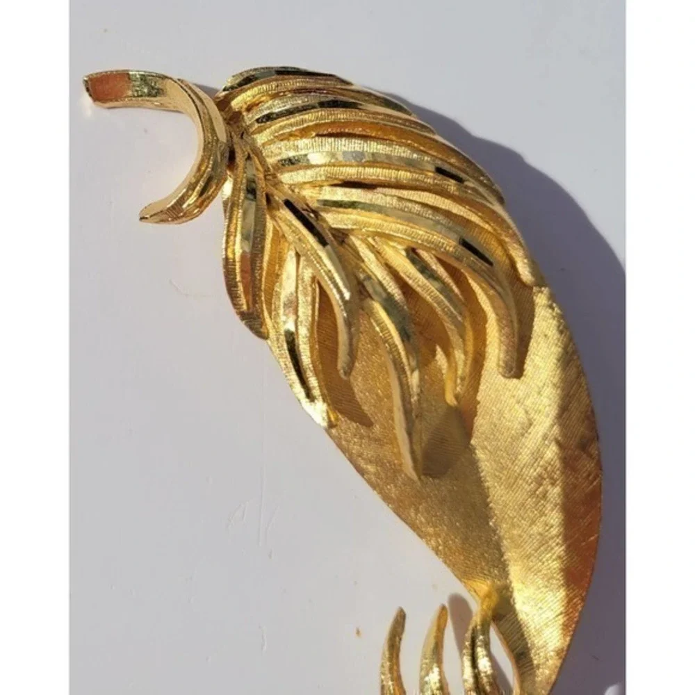 Vintage Mid Century Signed BSK Gold Tone Textured Finish Lapel‎ Leaf Pin Brooch